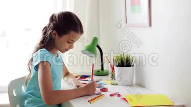 快乐的女孩在家画画